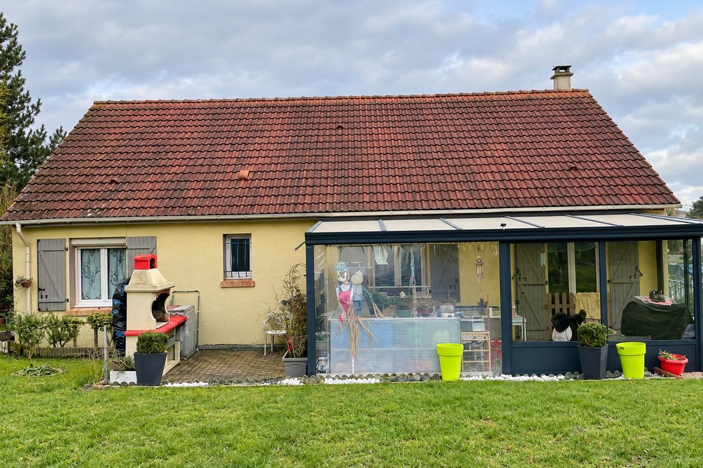 Avant traitement : maison avec véranda : passage à une teinte ardoise