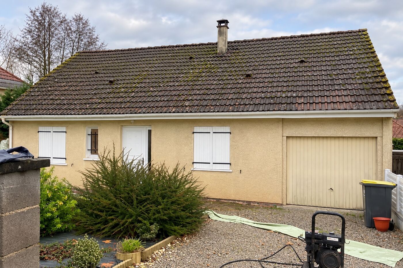 Avant traitement : pavillon avec garage : toit envahi de mousse, puis rénové