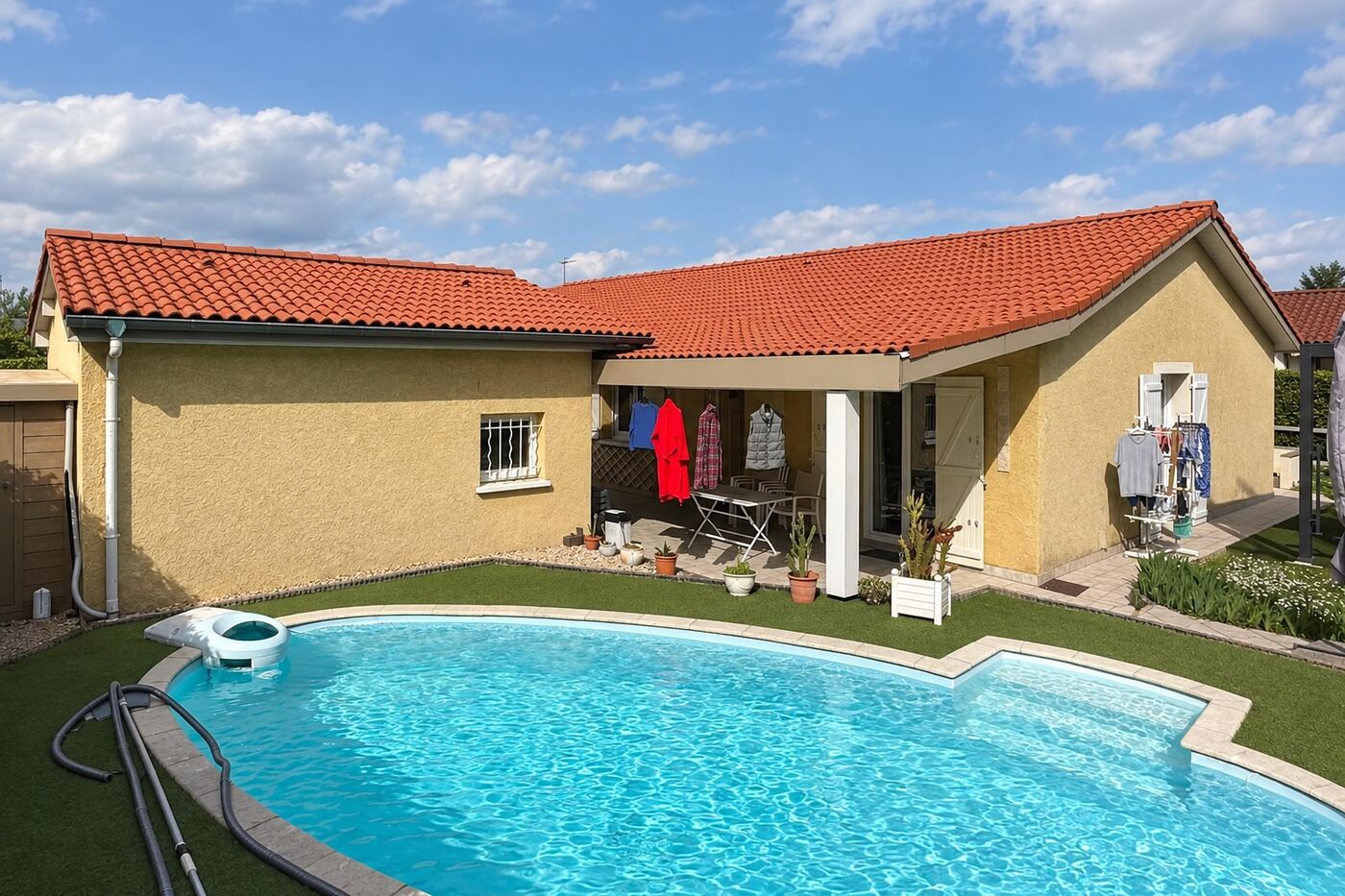Après rénovation : maison de plain-pied en tuiles béton : du brun délavé au rouge franc